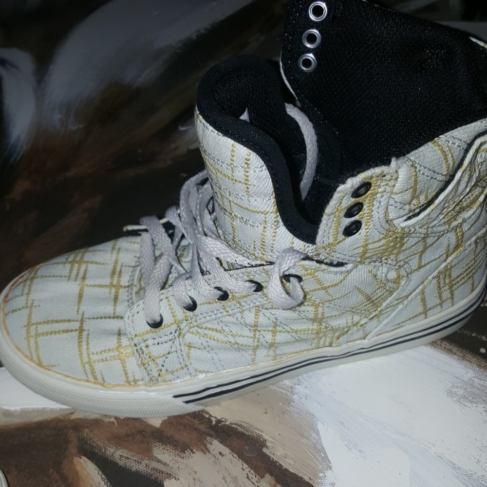 Supras - Picture 3 of 5